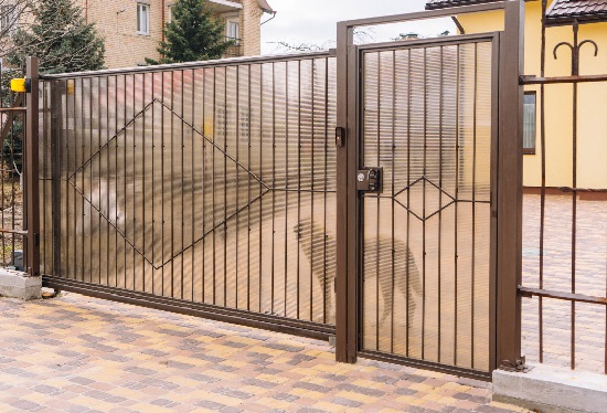 Купить ворота из профлиста с элементами ковки, с металлическими столбами в рамке или под дерево в Ефремове от 158775 руб